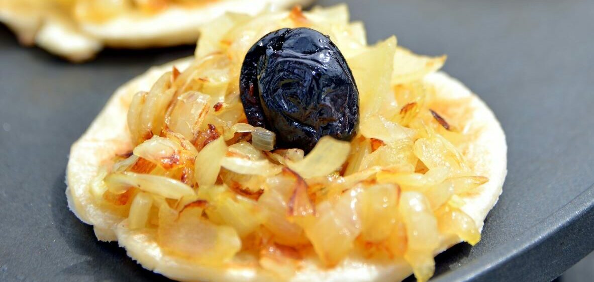Idee recette Tarte fine a la plancha aux oignons et olive
